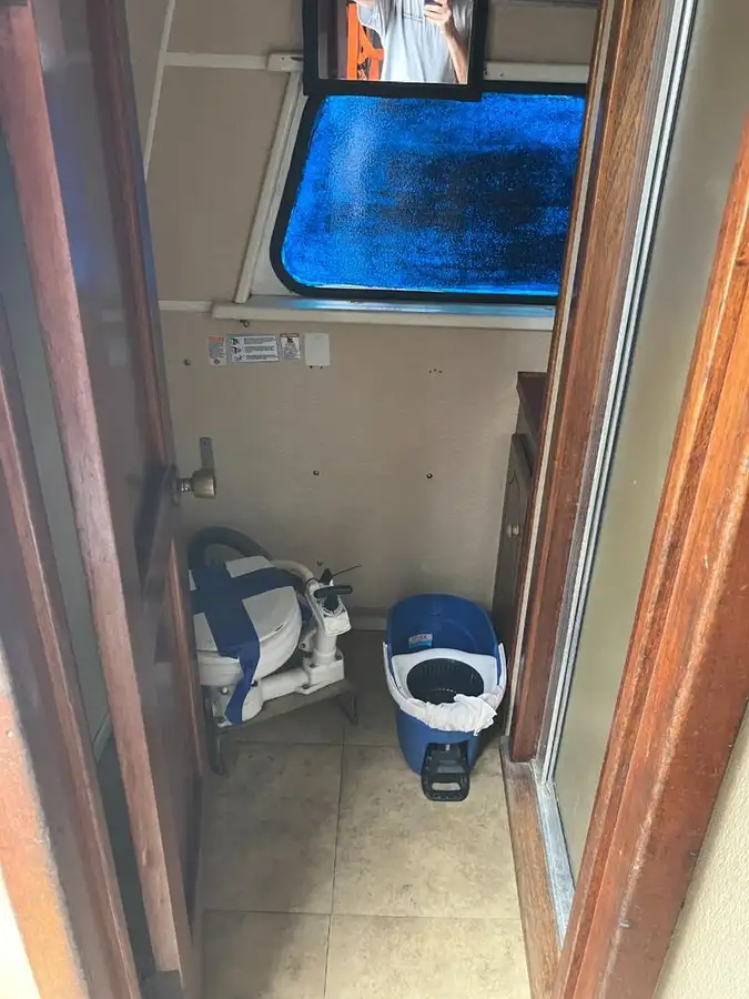 Tàu chở thủy thủ đoàn để bán