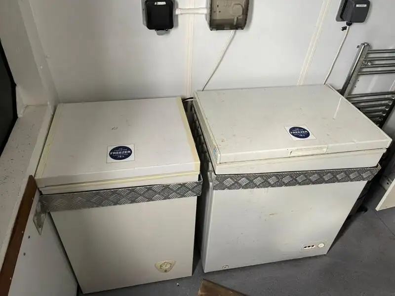 Tàu container để bán