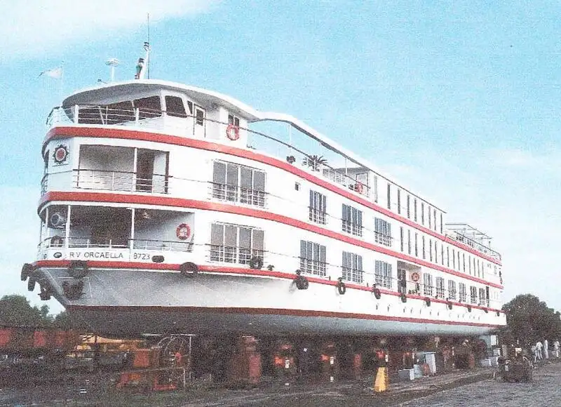 Tàu du lịch để bán
