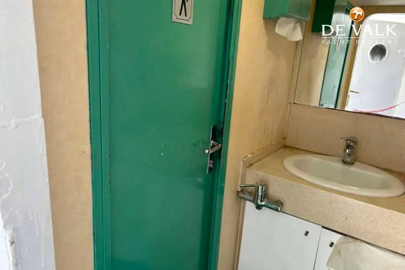 Tàu du lịch để bán