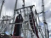 Tàu kéo lưới để bán