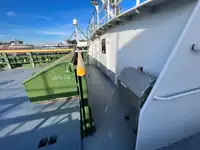 Tàu chở thủy thủ đoàn để bán