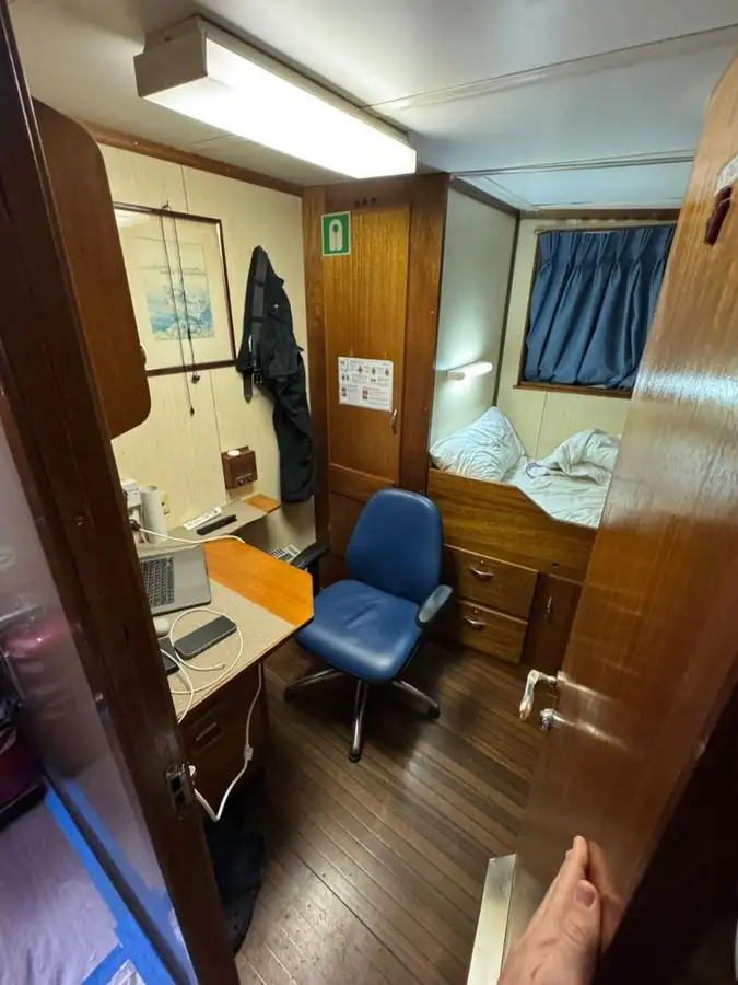 Tàu container để bán