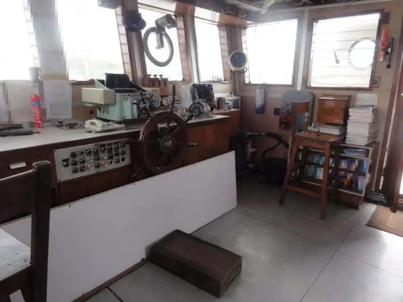 Tàu kéo để bán