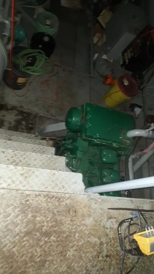Tàu kéo lưới để bán