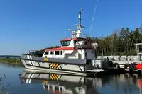 Tàu chở thủy thủ đoàn để bán