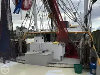 Tàu kéo lưới để bán