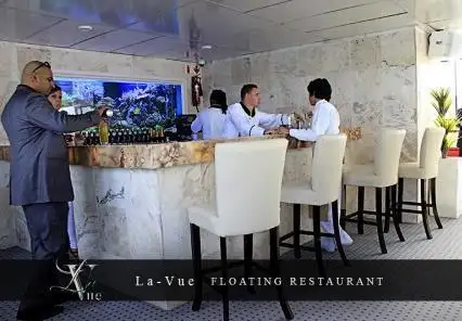 Tàu du lịch để bán