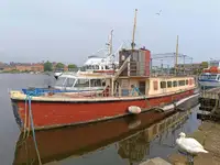 Tàu phà để bán