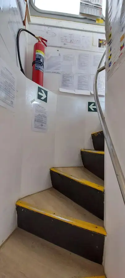 Tàu chở thủy thủ đoàn để bán