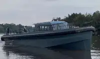 Tàu chở thủy thủ đoàn để bán