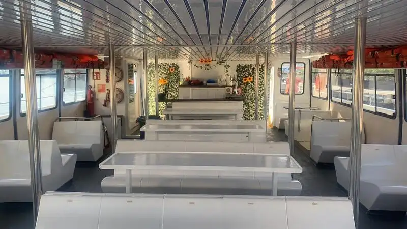 Tàu du lịch để bán