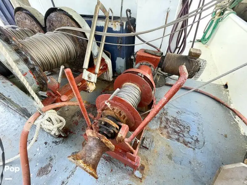Tàu kéo lưới để bán