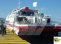 Tàu chở khách rao bán