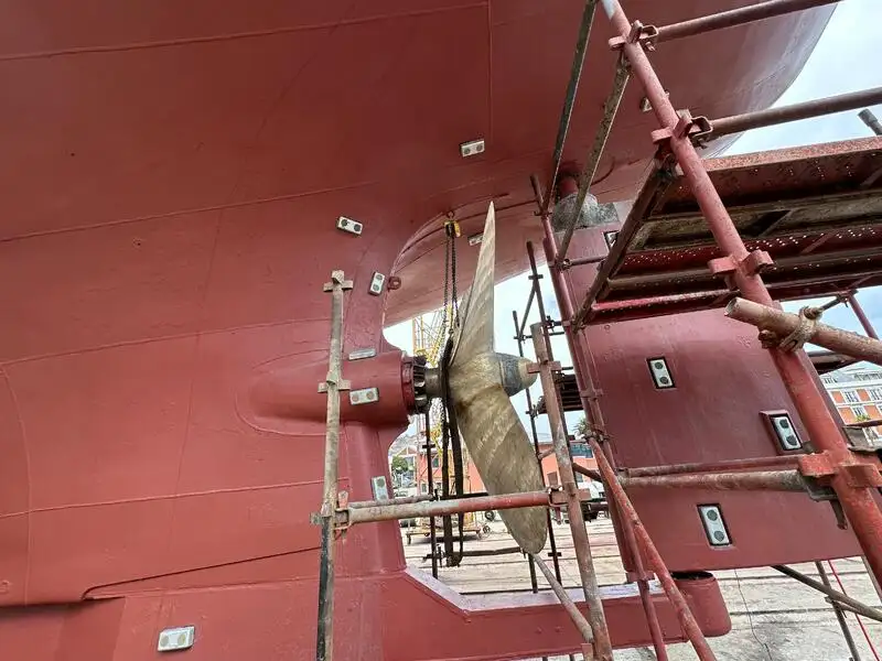 Tàu kéo lưới để bán