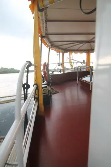 Tàu du lịch để bán