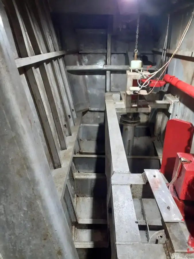 Tàu chở thủy thủ đoàn để bán