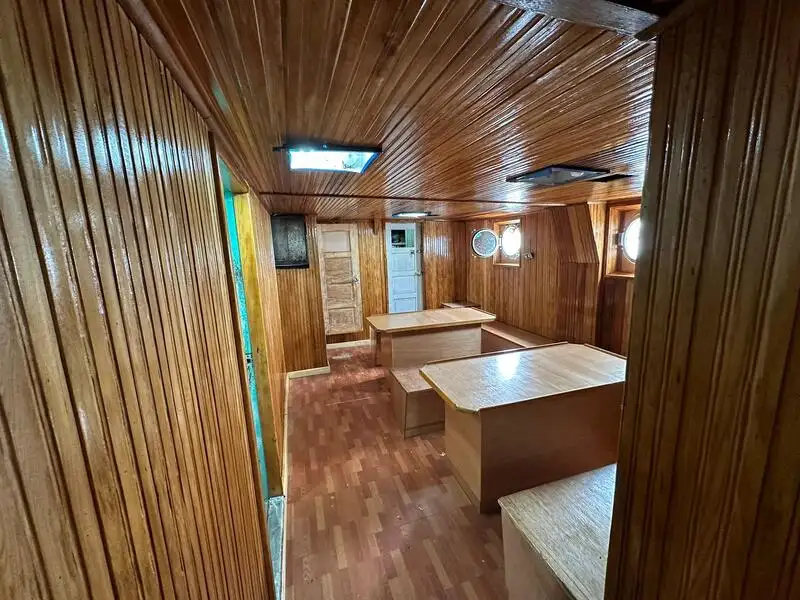Tàu kéo lưới để bán