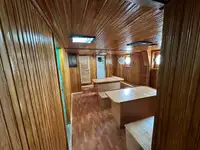 Tàu kéo lưới để bán