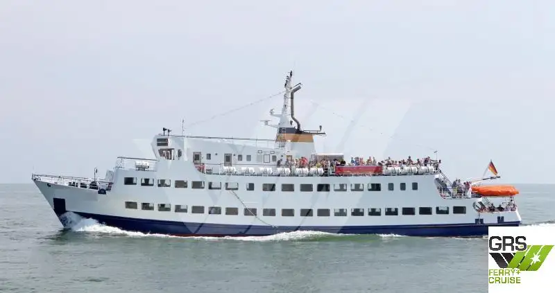 Tàu du lịch để bán