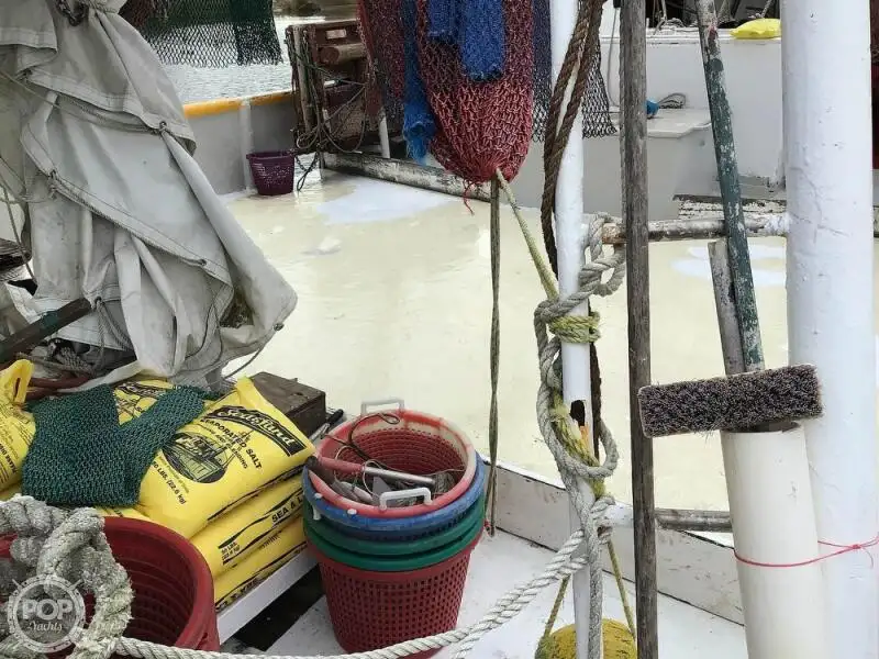 Tàu kéo lưới để bán