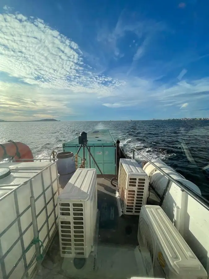 Tàu container để bán