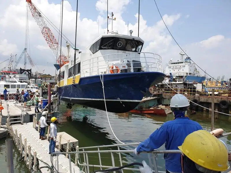 Tàu du lịch để bán