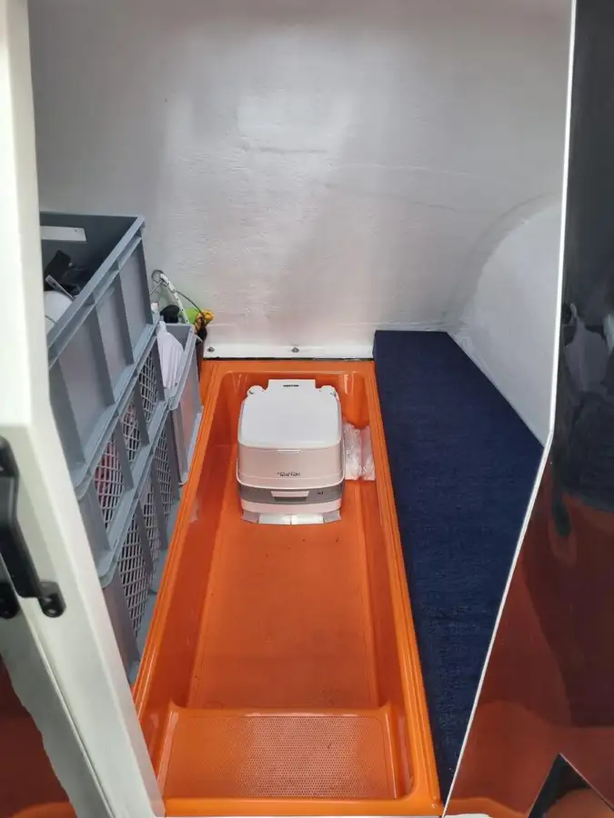 Tàu container để bán