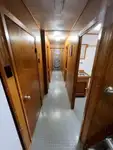 Tàu chở thủy thủ đoàn để bán