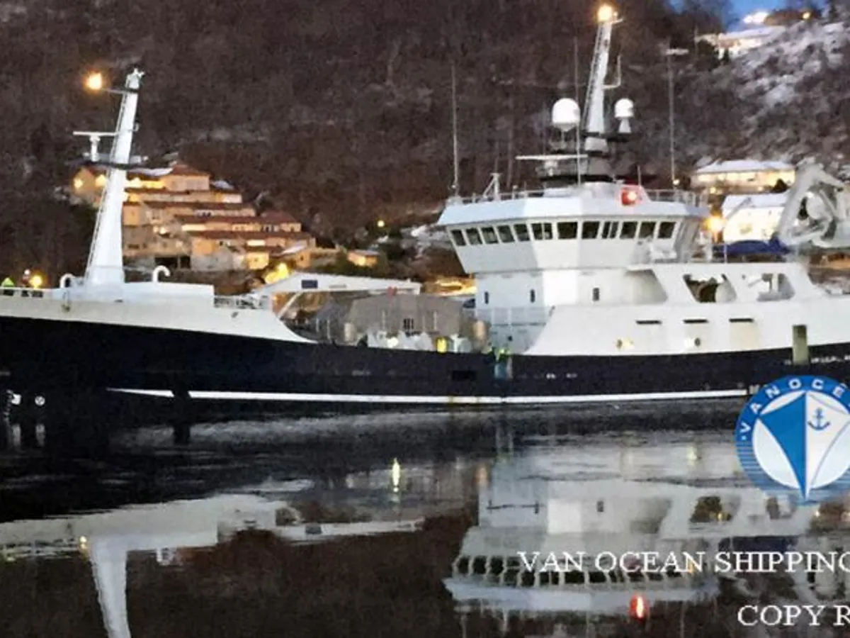 Tàu kéo lưới để bán