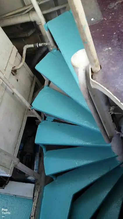 Tàu kéo lưới để bán