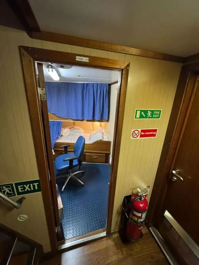 Tàu container để bán