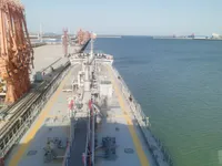 Tàu chở nhiên liệu để bán
