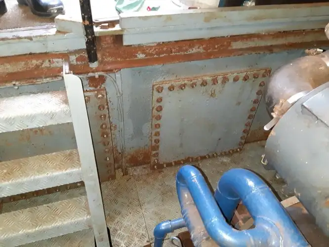 Tàu kéo lưới để bán
