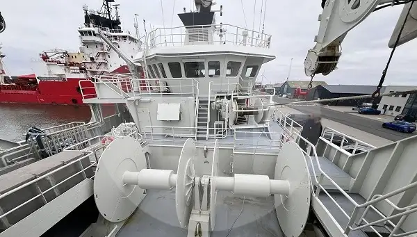 Tàu kéo lưới để bán