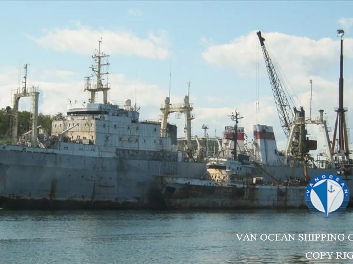 Tàu kéo lưới để bán
