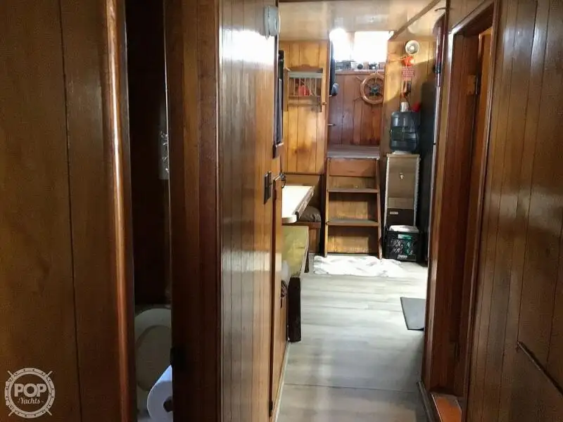 Tàu kéo lưới để bán