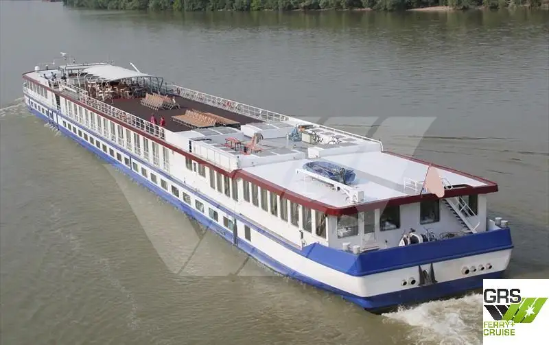 Tàu du lịch để bán