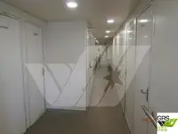 Tàu chở khách và hàng hóa để bán