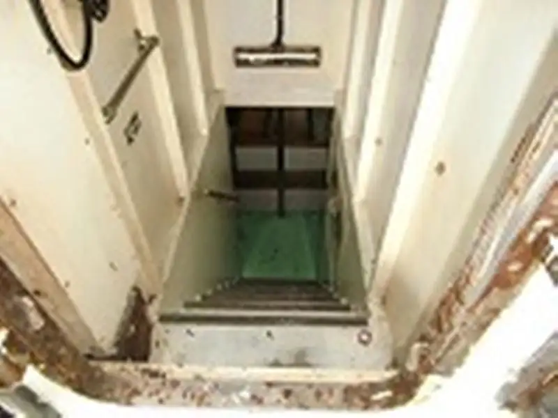 Tàu câu dài để bán