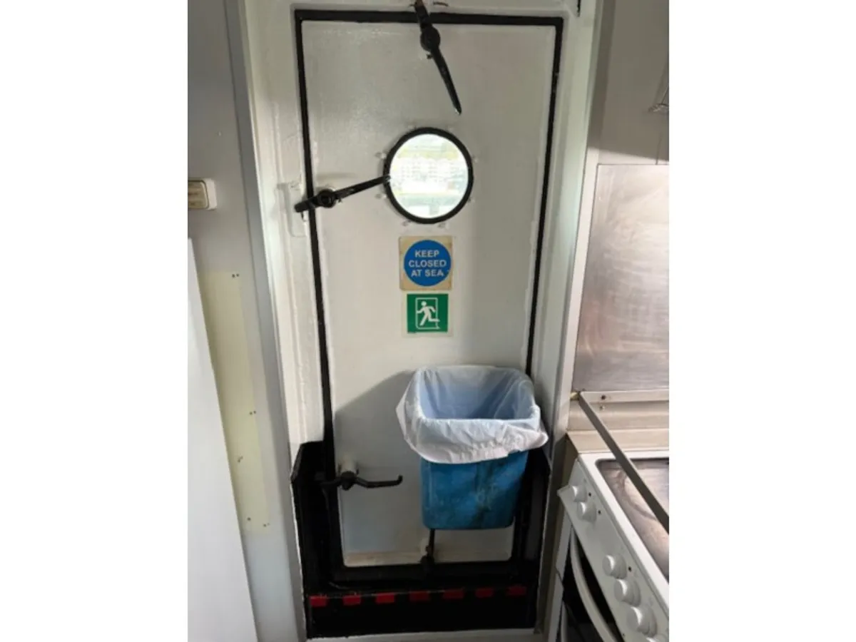 Tàu kéo để bán