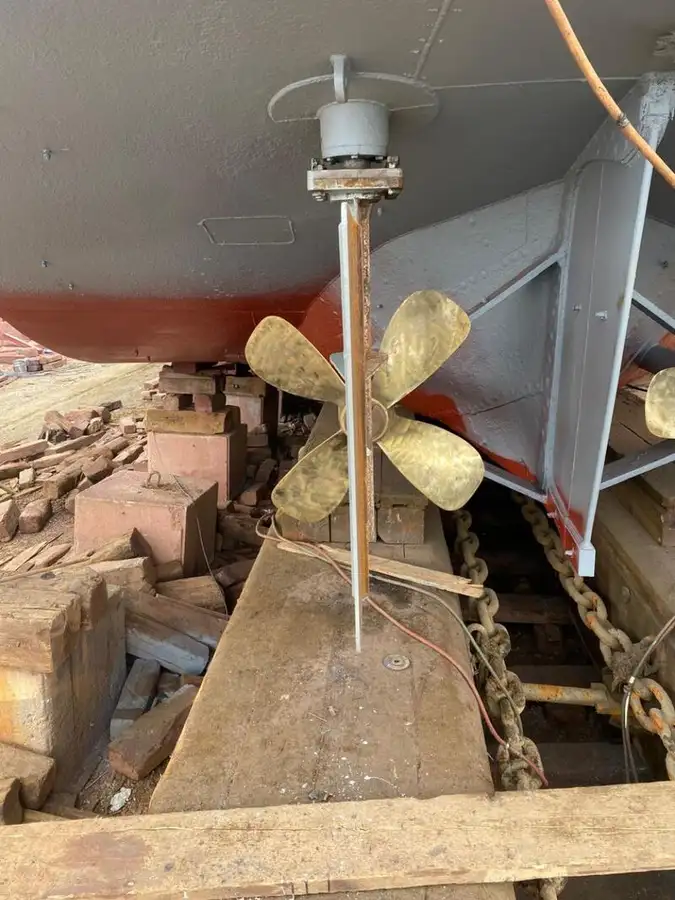Tàu phà để bán