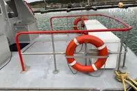Tàu chở thủy thủ đoàn để bán