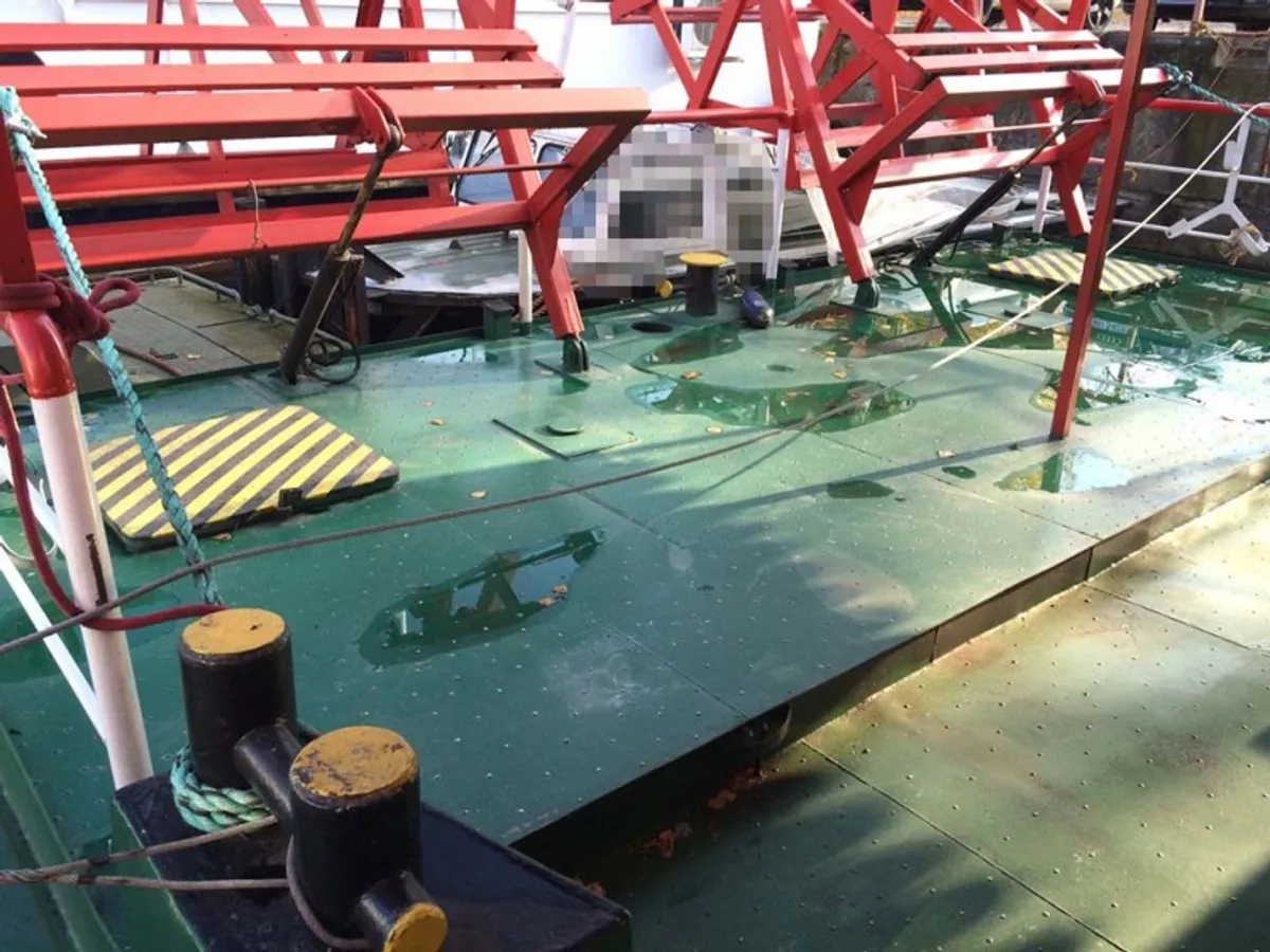 Tàu container để bán