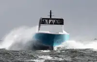 Tàu chở thủy thủ đoàn để bán