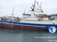 Tàu kéo lưới để bán