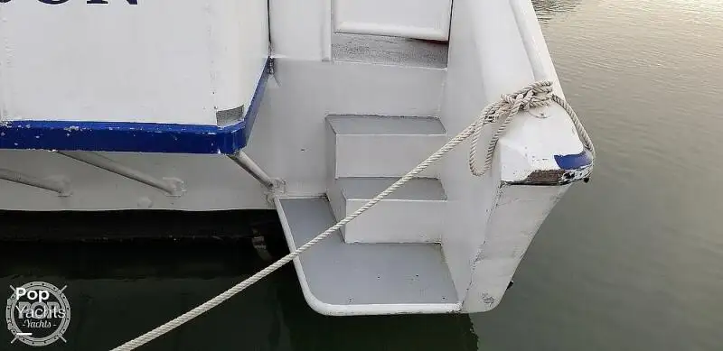 Tàu kéo lưới để bán