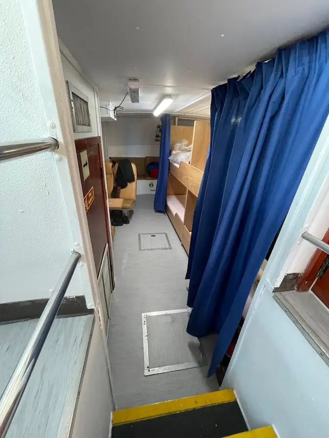 Tàu container để bán