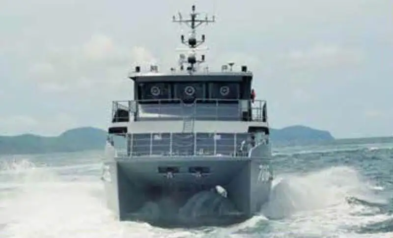 Tàu hai thân để bán