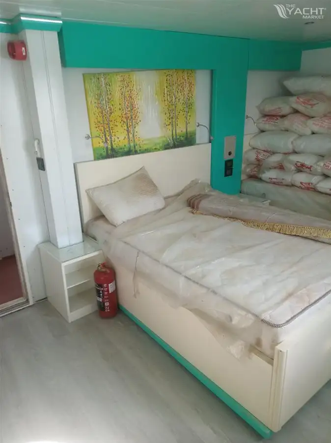 Tàu du lịch để bán